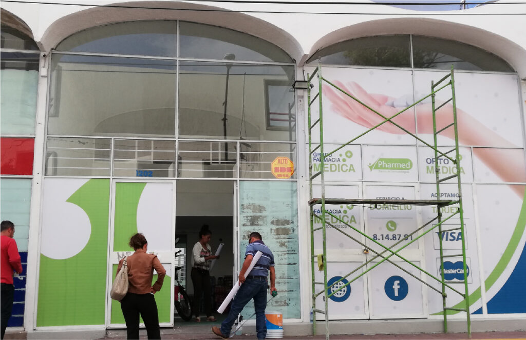 FARMACIA MEDICA - INSTALACION DE VINILES - NAGUAL CREATIVO (1)